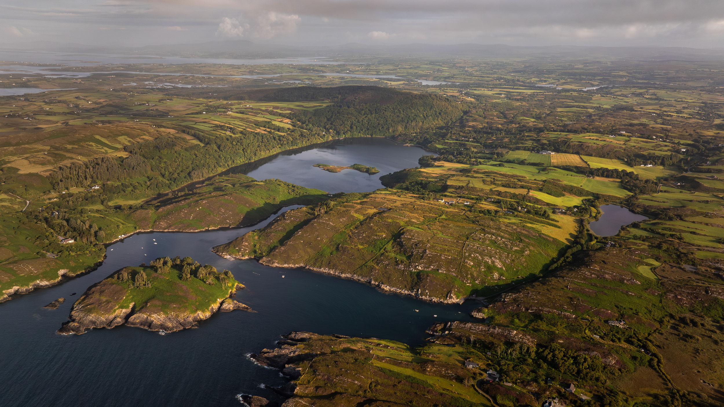 Fluvial landforms of streams, Water resources, Natural landscape, Cloud, Sky, Ecoregion, Vegetation, Lake, Bank